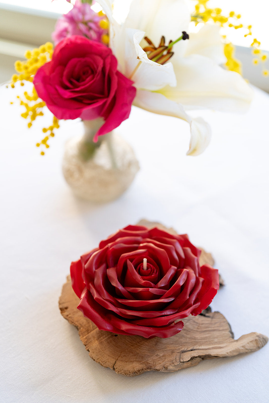 Bougie décorative florale artisanale Romy – Grenat Intense