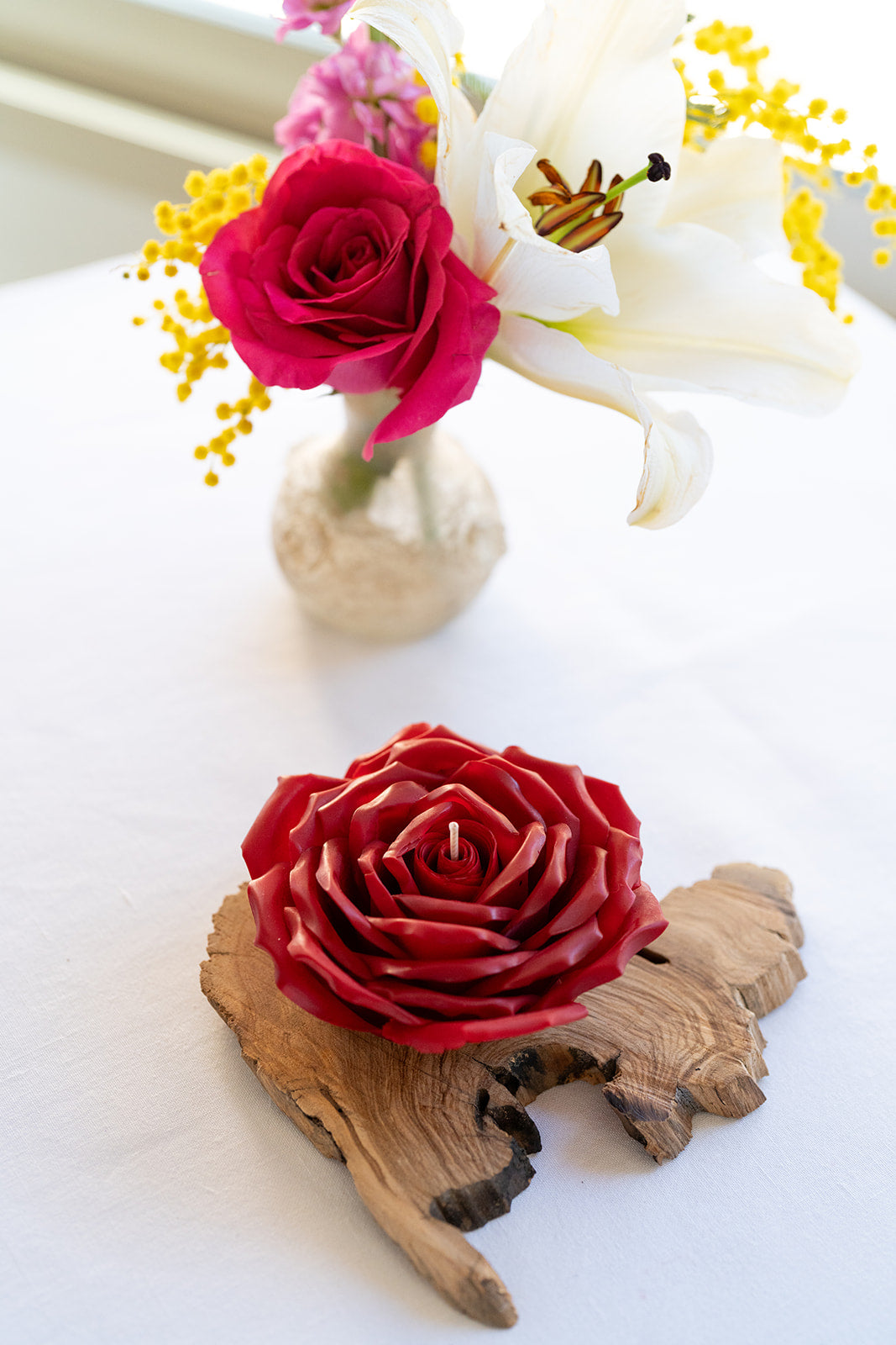 Bougie décorative florale artisanale Romy – Grenat Intense