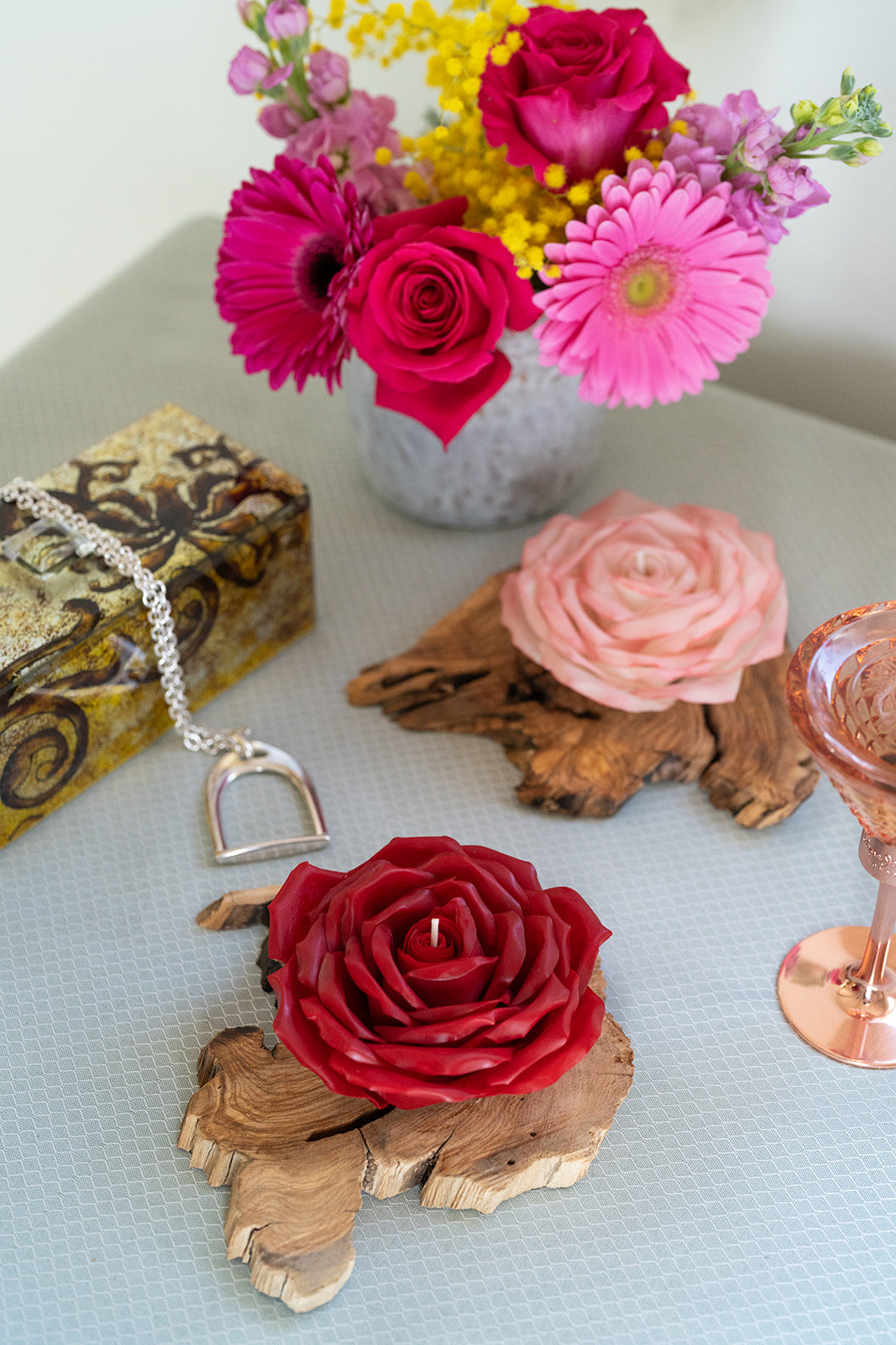ROMY - Bougie florale d'exception, la rencontre d'une rose sculptée avec la noblesse du bois d'olivier naturel.