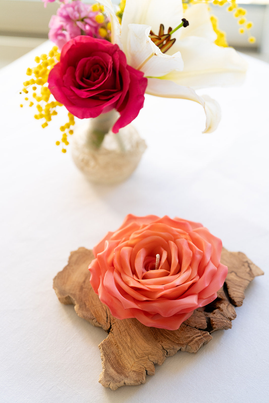 ROMY - Bougie florale d'exception, la rencontre d'une rose sculptée avec la noblesse du bois d'olivier naturel.