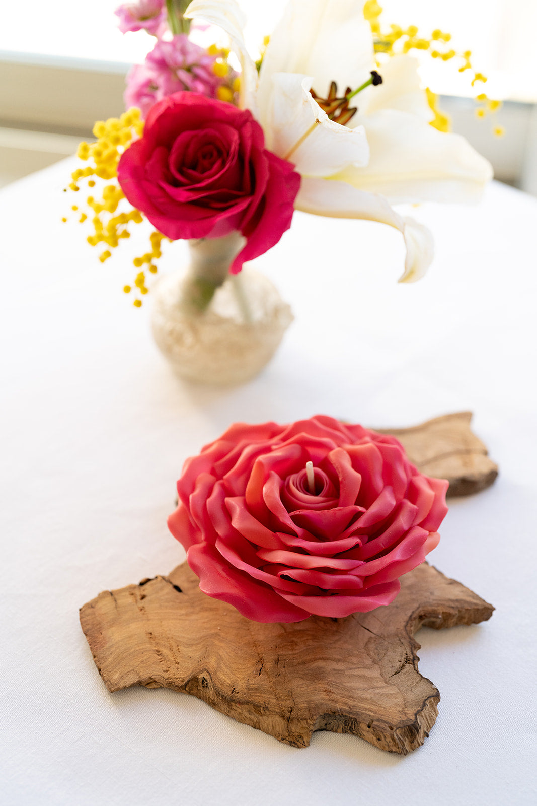 ROMY - Bougie florale d'exception, la rencontre d'une rose sculptée avec la noblesse du bois d'olivier naturel.