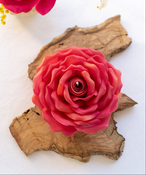 Bougie florale artisanale Romy faite main en cire naturelle - Fushia