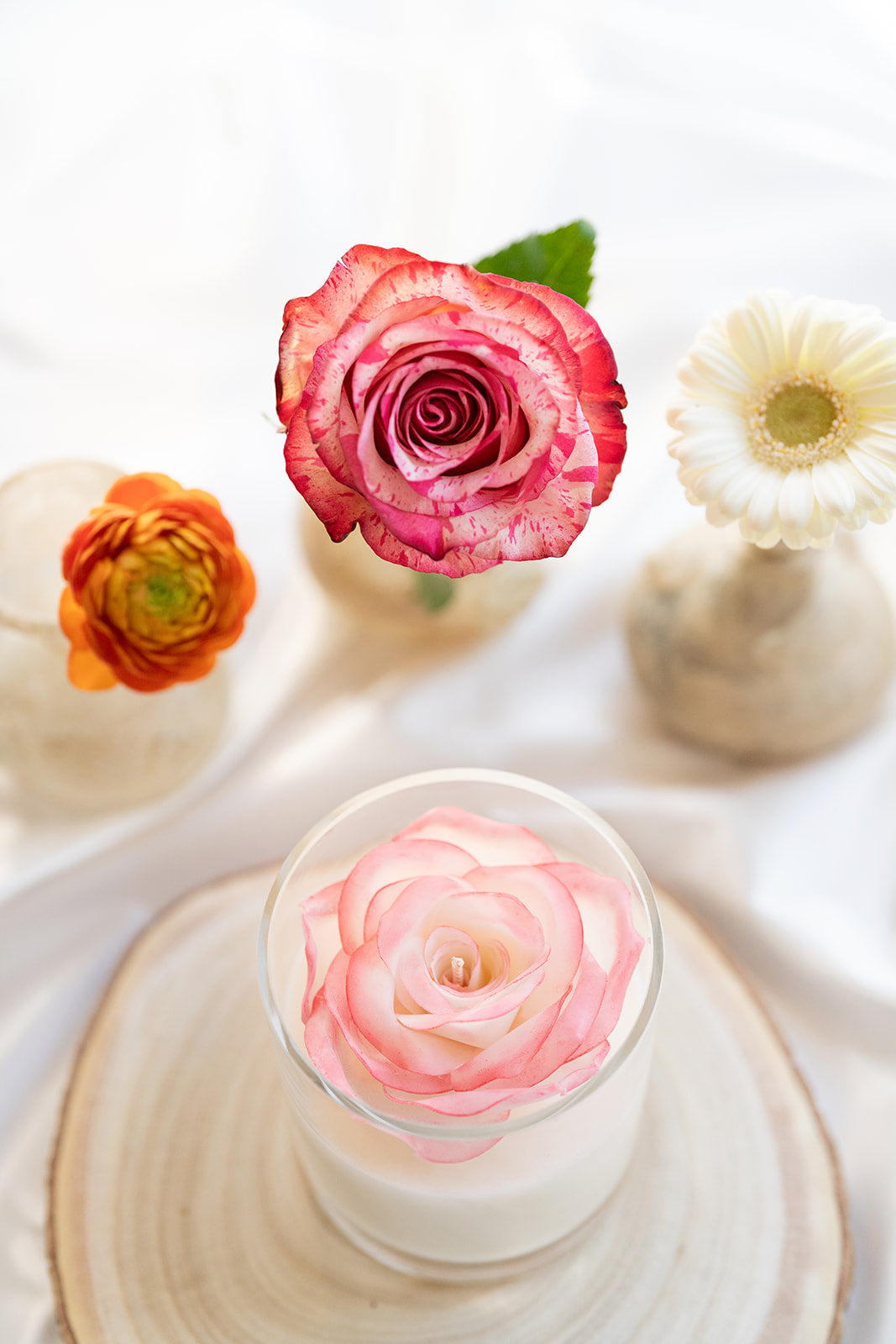 Bougie florale artisanale Scarlett faite main en cire naturelle – Rose poudrée