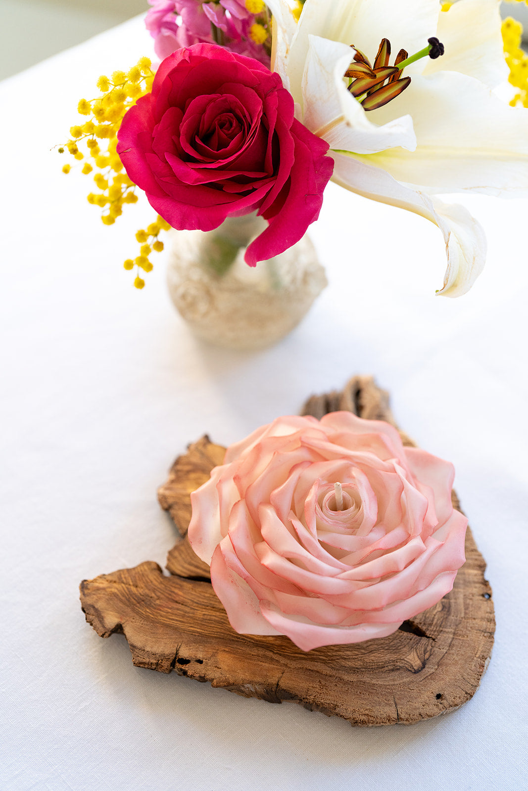 ROMY - Bougie florale d'exception, la rencontre d'une rose sculptée avec la noblesse du bois d'olivier naturel.