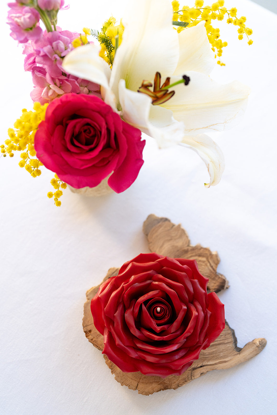 Bougie décorative florale artisanale Romy – Grenat Intense