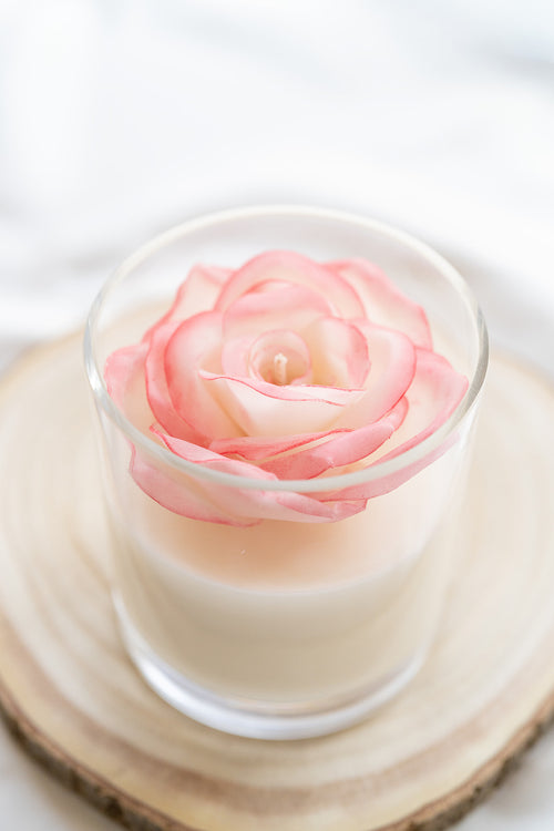 Bougie florale artisanale Scarlett faite main en cire naturelle – Rose poudrée