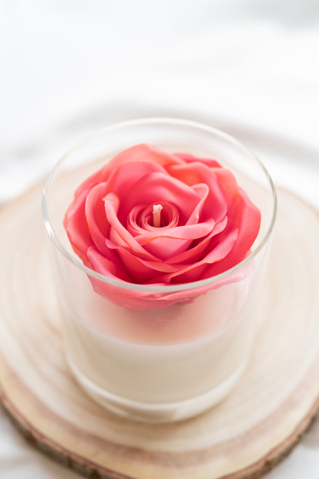 Bougie florale artisanale Scarlett faite main en cire naturelle – Fushia